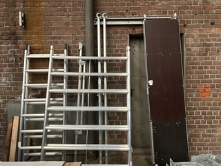 Steiger onderdelen w.o. platform en staanders Zarges